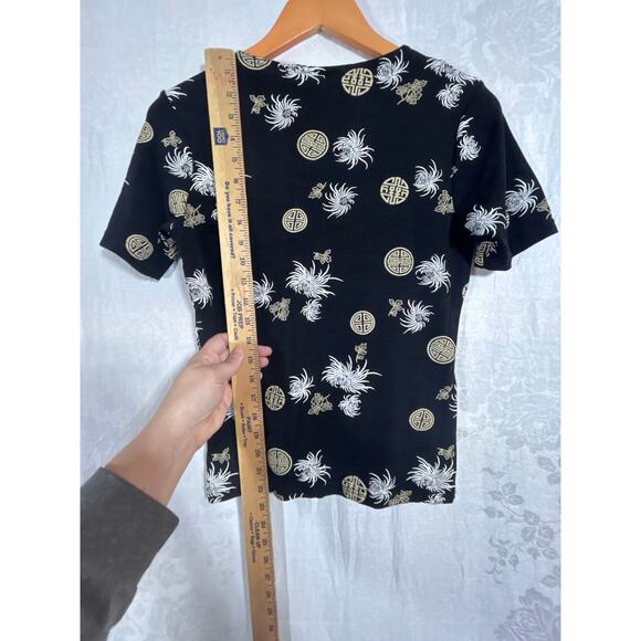 VTG Top PETITE Black White Tan Asian Logo Floral Chrysanthemum USA Made Slinky - Picture 7 of 7